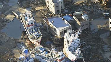 Auf hoher See sind die Flutwellen - im Gegensatz zur so genannten Monsterwelle - meist nicht höher als ein oder zwei Meter. An Land bauen sie zu Höhen von bis zu 40 Metern auf. Was ihnen in den Weg kommt, wird mitgerissen.