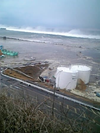 Die Gefahr für die Menschen besteht nicht nur in der direkten Einwirkung der Welle: In Japan wurde das Atomkraftwerk von Fukushima teilweise überspült. Das Bild zeigt das AKW beim Eintreffen der Welle.