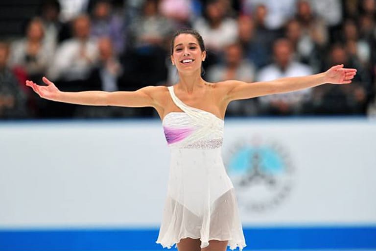 Der US-amerikanischen Eiskunstläuferin Alissa Czisny fliegen die Herzen der Fans nur so zu.