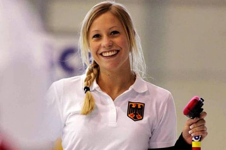 Diese blonde Schönheit dürfte nur den eingefleischten Wintersport-Fans ein Begriff sein, denn Anna Hartelt ist auf den Curling-Bahnen der Welt zuhause.