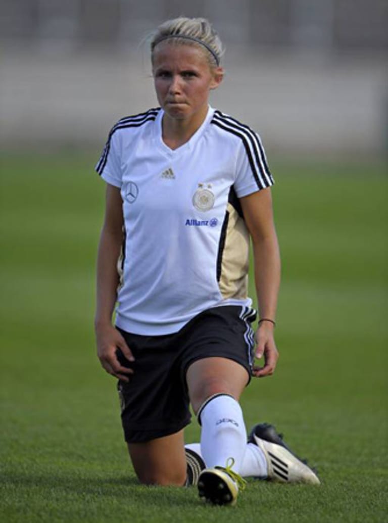 Julia Simic setzt auf dem Fußballplatz Akzente. Die Mittelfeldspielerin spielt seit der Saison 2005/06 in der Bundesliga für den FC Bayern München.