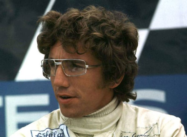 Rolf Stommelen, geboren am 11. Juli 1943 und gestorben am 24. April 1983, kommt in neun Jahren in der Formel 1 in nicht weniger als sieben Teams zum Einsatz. Sein Debüt feiert Stommelen 1969 in einem Lotus, ehe er 1970 in einen Brabham umsteigt. Für den Rennstall des australischen Ex-Weltmeisters fährt er auch 1973 und 1976. Seine weiteren Stationen: 1971 Surtees, 1972 Eifelland, 1974 und 1975 Lola, 1976 Hesketh und 1978 Arrows.