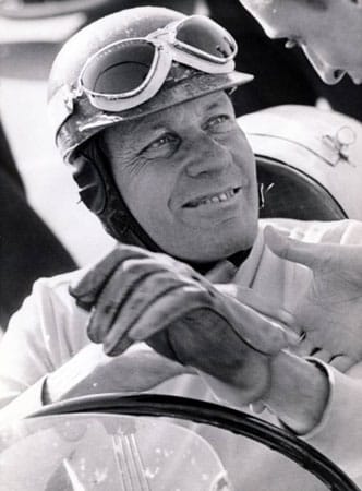 Hans Stuck senior, geboren am 27. Dezember 1900 und gestorben am 8. Februar 1978, fährt tatsächlich noch im reifen Alter zwischen 50 und 52 Jahren in der Formel 1 mit, obwohl er zur Generation der Vorkriegsrennfahrer zählt. 1951 sitzt der Oberbayer in einem BRM, 1952 in einem AFM und in einem Ferrari, 1953 nochmals in einem AFM-Kuchen.