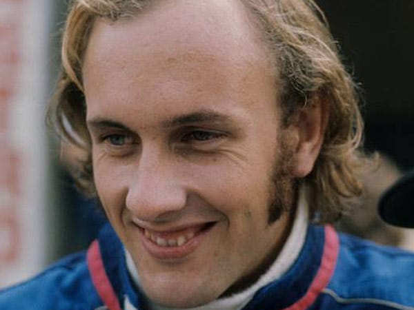 Hans-Joachim Stuck, zu Neujahr 1951 geborener Sohn Hans Stucks, erlebt als March-Pilot Niki Laudas berühmten Feuerunfall auf dem Nürburgring 1976 aus nächster Nähe mit. Stuck fährt von 1974 bis 1977 für March, außerdem 1977 noch für Brabham. 1978 sitzt er der spätere Formel-1-TV-Experte in einem Shadow, 1979 im ATS.