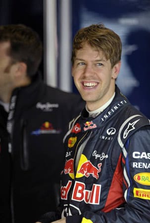 Sebastian Vettel, geboren am 3. Juli 1987, wird im Jahr 2010 der jüngste Formel-1-Weltmeister der Geschichte, erst der zweite Deutsche nach Rekord-Champion Michael Schumacher. Schon zwei Jahre nach seinem Debüt im Sauber wird Vettel 2009 Zweiter der WM. Da fährt der Südhesse bereits für Red Bull. Beim Tochter-Rennstall Toro Rosso hat sich Vettel in den Jahren 2007 und 2008 für den Aufstieg innerhalb des Imperiums des Österreichers Dietrich Mateschitz empfohlen. Vettel gewinnt auch in den folgenden drei Jahren den WM-Titel und steigt zum absoluten Superstar auf.