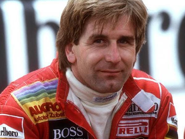 Manfred Winkelhock, geboren am 6. Oktober 1952 und gestorben am 11. August 1985, ist in der Formel 1 der erfolgreichste aus der Winkelhock-Dynastie. Von 1982 bis 1984 sitzt der Schwabe am Steuer eines ATS. Außerdem geht er 1984 ein Mal in einem Brabham an den Start. Die Saison 1985, die Winkelhock wegen eines Unfalls bei einem Sportwagen-Rennen in Kanada nicht überlebt, verbringt er beim Team RAM.