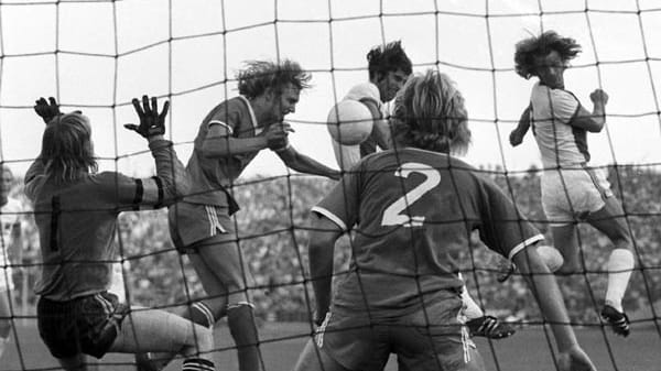 Schalke - FC Bayern 5:5 (8. September 1973, 6. Spieltag): Ungeschlagen reist der Meister zum Tabellen-Vorletzten. Schalke ist in Gladbach mit 0:6 untergegangen und die Schießbude der Liga. Gegen die Bayern aber langen die Königsblauen fünf Mal hin, und das in 45 Minuten. 5:2 (!) heißt es zur Pause. Alleine zwischen der 41. und 45. Minute gibt es drei Elfmeter, zwei davon für S04. Nach dem Seitenwechsel gleichen die Gäste zum 5:5 aus. 22 Minuten sind noch zu spielen. Ein elftes Tor aber fällt nicht.