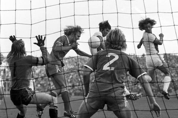 Schalke - FC Bayern 5:5 (8. September 1973, 6. Spieltag): Ungeschlagen reist der Meister zum Tabellen-Vorletzten. Schalke ist in Gladbach mit 0:6 untergegangen und die Schießbude der Liga. Gegen die Bayern aber langen die Königsblauen fünf Mal hin, und das in 45 Minuten. 5:2 (!) heißt es zur Pause. Alleine zwischen der 41. und 45. Minute gibt es drei Elfmeter, zwei davon für S04. Nach dem Seitenwechsel gleichen die Gäste zum 5:5 aus. 22 Minuten sind noch zu spielen. Ein elftes Tor aber fällt nicht.
