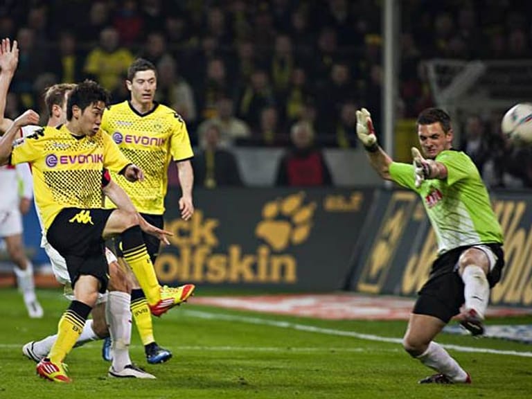 Dortmund - VfB Stuttgart 4:4 (30. März 2012, 28. Spieltag): 20 Minuten vor dem Ende eines noch nicht so verrückten Spiels steht es 2:0 für den amtierenden Meister gegen den von 2007 (im Bild Shinji Kagawas 1:0). Bis dahin ist höchstens ungewöhnlich, wie viele Chancen der BVB gebraucht hat, um sicher zu führen. Neun Minuten später ist nichts mehr sicher: Der Gast führt urplötzlich mit 3:2. Dortmund schüttelt sich kurz und holt sich in der 87. Minute den Sieg zurück - aber nur für drei Minuten...