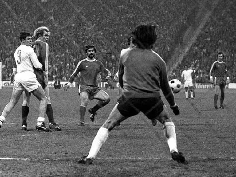 "Alles, was wir geworden sind, alle Erfolge, haben wir nur dem Gerd zu verdanken", sagt Franz Beckenbauer immer wieder. Nicht übertrieben: Gerd Müller erzielt den einzigen Treffer im Hinspiel und ballert 14 Tage später beim 2:0-Sieg in München die Bayern im Alleingang ins Finale. Links im Bild: Uli Hoeneß.