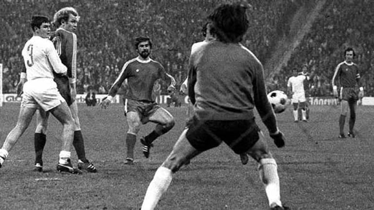 "Alles, was wir geworden sind, alle Erfolge, haben wir nur dem Gerd zu verdanken", sagt Franz Beckenbauer immer wieder. Nicht übertrieben: Gerd Müller erzielt den einzigen Treffer im Hinspiel und ballert 14 Tage später beim 2:0-Sieg in München die Bayern im Alleingang ins Finale. Links im Bild: Uli Hoeneß.