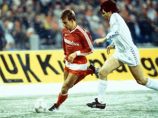 Nur ein Jahr später sieht man sich schon wieder. Am 2. März 1988 führt der FC Bayern Im Viertelfinale bereits durch die Tore von Norbert Eder, Hansi Pflügler und Roland Wohlfarth mit 3:0. Das Olympiastadion steht Kopf.