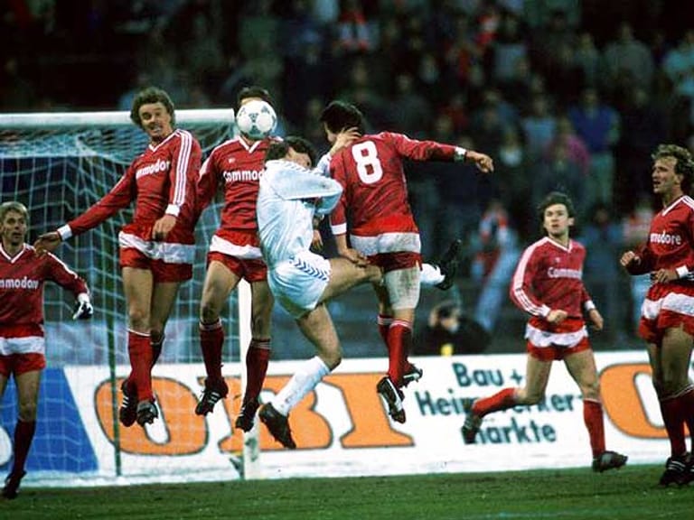 Aber in den letzten beiden Minuten verspielen die Münchner die glänzende Ausgangsposition und fangen sich noch zwei Tore ein. Emilio Butragueño (88.) und Hugo Sanchez (90.) schocken eigenen Fans. Am Ende heißt es nur noch 3:2.
