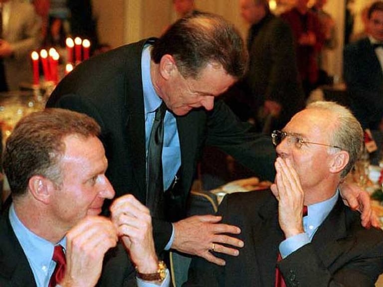 Auf dem anschließenden Bankett lassen sich Vorstandsvorsitzender Karl-Heinz Rummenigge (li.), Trainer Ottmar Hitzfeld und der damalige Präsident Franz Beckenbauer gut gehen.