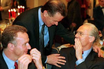 Auf dem anschließenden Bankett lassen sich Vorstandsvorsitzender Karl-Heinz Rummenigge (li.), Trainer Ottmar Hitzfeld und der damalige Präsident Franz Beckenbauer gut gehen.