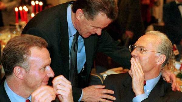 Auf dem anschließenden Bankett lassen sich Vorstandsvorsitzender Karl-Heinz Rummenigge (li.), Trainer Ottmar Hitzfeld und der damalige Präsident Franz Beckenbauer gut gehen.