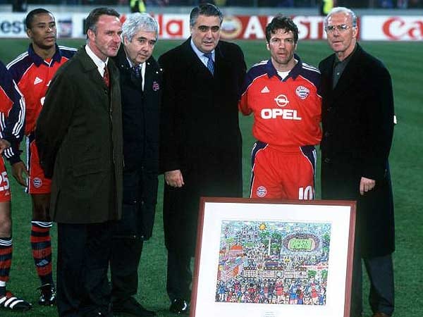 Dieses Spiel ist auch ein perfekter Abschied für Lothar Matthäus. Der deutsche Rekord-Nationalspieler absolviert an diesem 8. März 2000 sein letztes Match für den FC Bayern. Er wechselt direkt im Anschluss nach Amerika zu den New York Metro Stars.