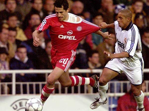 Gleicher Wettbewerb, gleiche Runde, nur ein Jahr später. Am 1. Mai 2001 empfängt Real Madrid den FC Bayern zum Halbfinal-Hinspiel in der Königsklasse. In dieser Zeit entwickelt sich ein legendäres Dauer-Duell zwischen Hasan Salihamidzic und Roberto Carlos (re.). Sage und schreibe elf Mal treffen die beiden zwischen 2000 und 2007 aufeinander. Beide liefern sich unvergessene Zweikämpfe. Oftmals am Rande der Legalität, aber am Ende schossen sie nie wirklich über das Ziel hinaus.