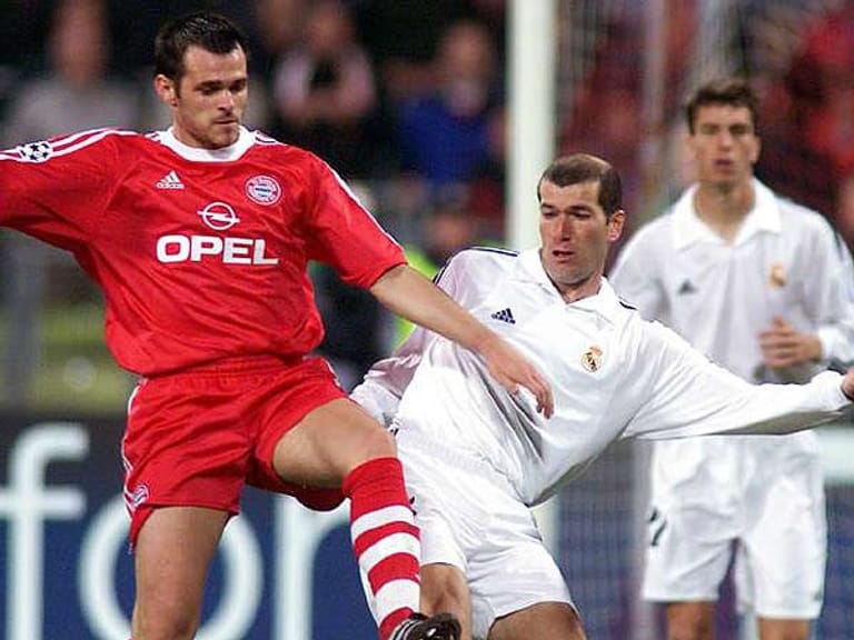 Im Mittelfeld der Spanier zieht mittlerweile Zinedine Zidane (re.) die Fäden. Hier im Duell mit seinem Landsmann Willy Sagnol.