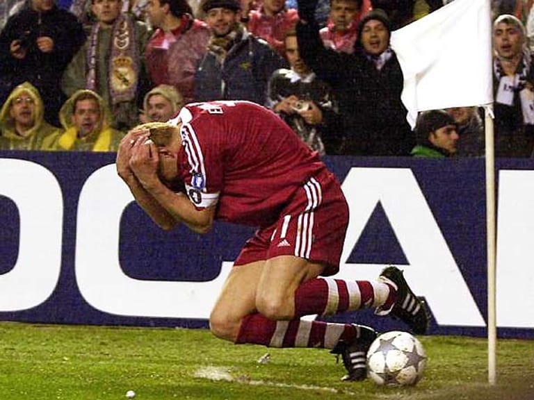 Natürlich geht es auch in diesem Spiel hoch her. Stefan Effenberg schützt sich bei einem Eckball vor Wurfgeschossen.