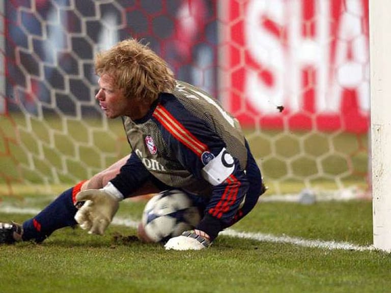 Zwei Jahre später: Bereits im Achtelfinale treffen Bayern und Real aufeinander. Im Hinspiel sorgt Roy Makaay in der 75. Minute für die Führung. Doch dann lässt Oliver Kahn sieben Minuten vor Schluss einen Freistoß von Roberto Carlos aus rund 30 Metern unter dem Körper ins Tor rutschen. Endstand 1:1.