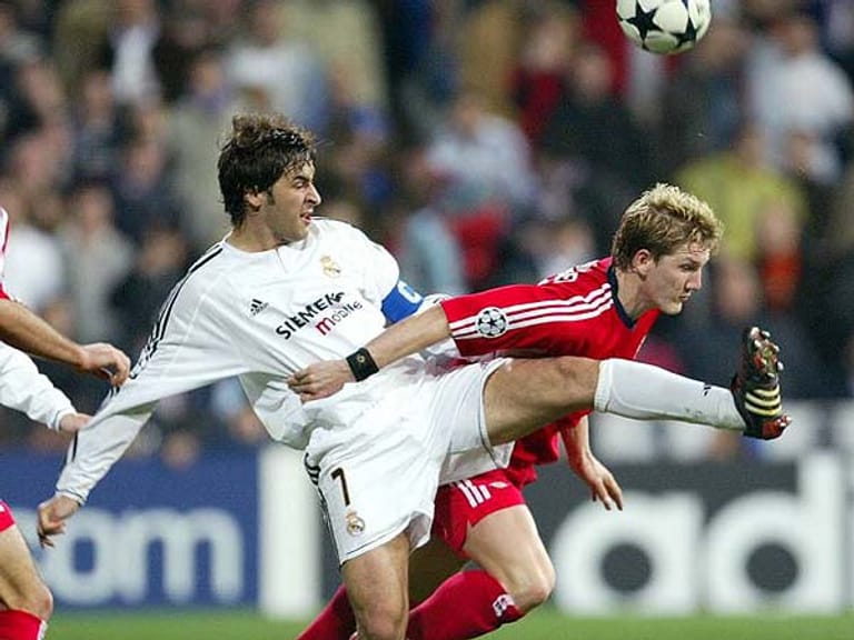 Beim FC Bayern gibt im Rückspiel ein gewisser Bastian Schweinsteiger erstmals seine Visitenkarte im Bernabeu-Stadion ab. Hier im Duell im Real-Ikone Raul.