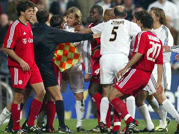 Mit Schweini geht es an diesem 10. März 2004 im Rückspiel heftig zur Sache. Letztlich reicht Real ein 1:0-Sieg (Torschütze Zidane) zum Weiterkommen.