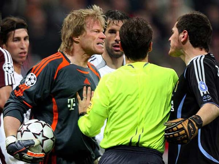 Auch am 7. März 2007 geht es wie so oft heiß her. Hier zoffen sich die beiden Ausnahmekeeper Oliver Kahn und Iker Casillas (re.)