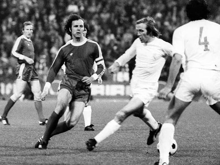 Erst am 31. März 1976 kreuzen sich im Europapokal der Landesmeister erstmals die Wege der beiden Groß-Klubs. Im Halbfinal-Hinspiel in Madrid trennen sich beide Teams mit 1:1. Es war auch ein Duell zwischen dem Kaiser Franz Beckenbauer und dem Königlichen Günther Netzer.