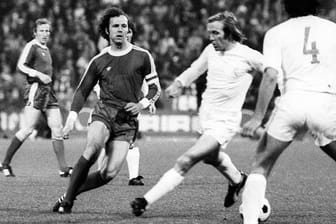 Erst am 31. März 1976 kreuzen sich im Europapokal der Landesmeister erstmals die Wege der beiden Groß-Klubs. Im Halbfinal-Hinspiel in Madrid trennen sich beide Teams mit 1:1. Es war auch ein Duell zwischen dem Kaiser Franz Beckenbauer und dem Königlichen Günther Netzer.