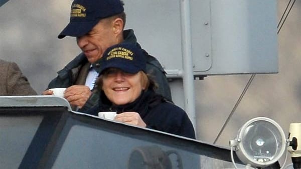 Da lacht die Kanzlerin: Angela Merkel und Joachim Sauer auf dem Weg nach Ischia