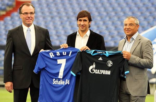 Nach insgesamt 18 Jahren bei Real Madrid wechselt Raul 2010 zum FC Schalke 04. Auch im Ruhrgebiet wird der Angreifer auf Anhieb zum Publikumsliebling. In seiner ersten Saison erzielt der Spanier 19 Treffer in 51 Pflichtspielen.
