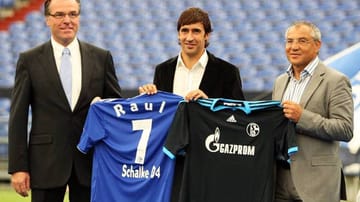 Nach insgesamt 18 Jahren bei Real Madrid wechselt Raul 2010 zum FC Schalke 04. Auch im Ruhrgebiet wird der Angreifer auf Anhieb zum Publikumsliebling. In seiner ersten Saison erzielt der Spanier 19 Treffer in 51 Pflichtspielen.