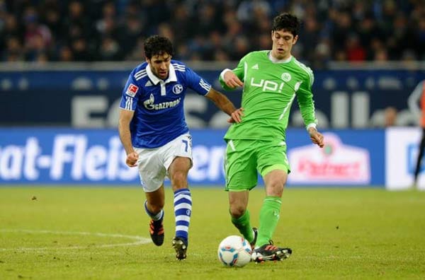 Am 19. Februar 2012 trifft Raul zum 1:0 gegen den VfL Wolfsburg und knackt damit eine historische Marke: Es ist sein 400. Pflichtspiel-Tor. Am 19. Februar 2012 trifft Raul zum 1:0 gegen den VfL Wolfsburg und knackt damit eine historische Marke: Es ist sein 400. Pflichtspiel-Tor.