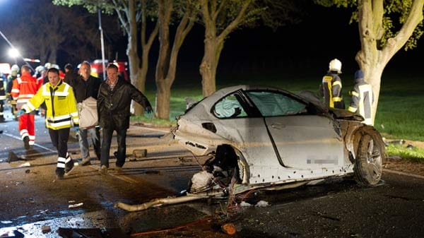 Bei dem Aufprall wurde das Unfallfahrzeug in Stücke gerissen