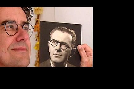 Der kanadische Wissenschaftler Barry Stevens mit einem Foto seines biologischen Vaters Bertold Wiesner