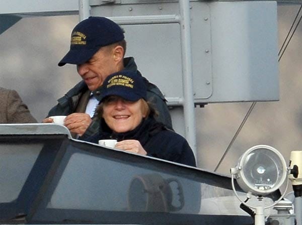 Als italienische Polizisten getarnt fahren Angela Merkel und ihr Mann Joachim Sauer auf die italienische Ferieninsel Ischia.