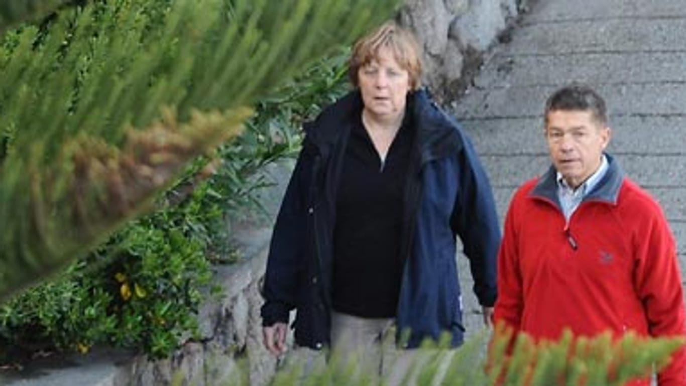 Kanzlerin Angela Merkel wandert mit ihrem Mann Joachim Sauer über die italienische Insel Ischia