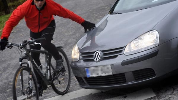 Fahrrad-Rowdy oder rücksichtsloser Raser? Im Straßenverkehr kochen die Emotionen jeden Tag hoch Fahrrad-Rowdy oder rücksichtsloser Raser? Im Straßenverkehr kochen die Emotionen jeden Tag hoch