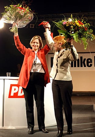 Gesine Lötzsch zieht 2002 erstmals in den Bundestag ein - durch ein Direktmandat, während die damalige PDS an der Fünf-Prozent-Hürde scheitert.