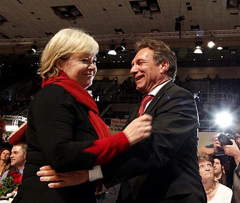 2010 - aus der PDS ist inzwischen Die Linke geworden - wird Gesine Lötzsch gemeinsam mit Klaus Ernst an die Parteispitze gewählt.