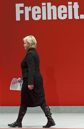 Am 10. April 2012 dann die Überraschung: Wenige Wochen vor den Wahlen in Schleswig-Holstein und Nordrhein-Westfalen tritt Gesine Lötzsch als Parteichefin zurück - aus familiären Gründen, wie es heißt.