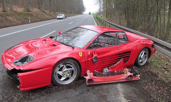 Hier hat es einen Ferrari Testarossa 512 M erwischt - der Fahrer ist einem Igel ausgewichen und in der Leitplanke gelandet.