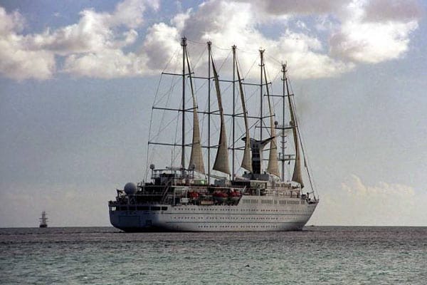 Das auffälligste Schiff im Ranking auf Platz drei: Das moderne Segelschiff "Wind Surf" von Windstar Cruises begeistert in den Bewertungen vor allem gestandene Kreuzfahrer, ehemalige Gäste schwärmen von "Segelromantik".