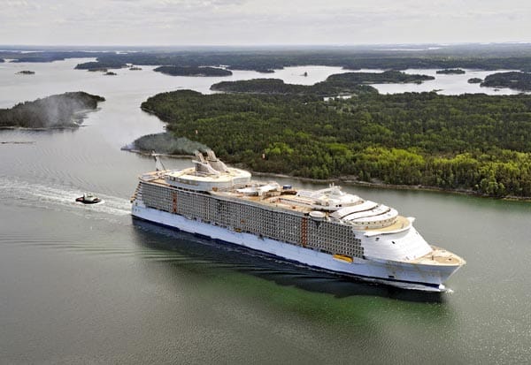 Die "Oasis of the Seas" ist das zweitgrößte Schiff der Welt und fasst bis zu 5400 Passagiere. Die schwimmende Kleinstadt trifft den Geschmack der Leser und sichert sich den Titel als beliebtestes Schiff.