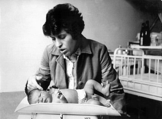 Maria W., Mutter des ersten deutschen Retortenbabys, streichelt in der Frauenklinik der Universität Erlangen kurz nach der Geburt ihren Sohn Oliver (Archivfoto vom 27.04.1982).