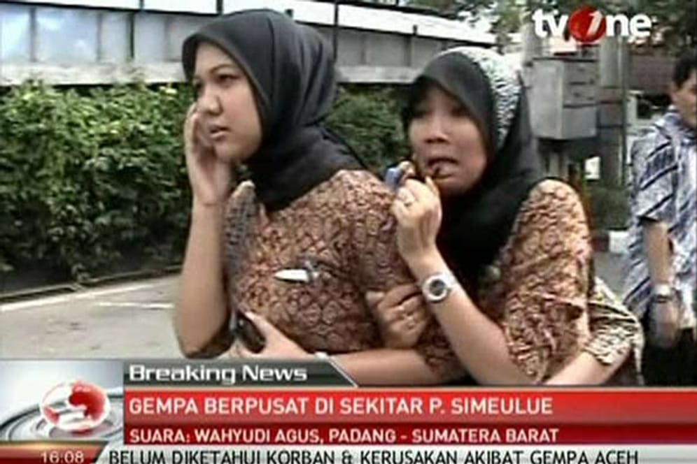 Nach dem heftigen Erdstoß in Aceh in Indonesien: Zwei Frauen, die panisch ins Freie gerannt sind