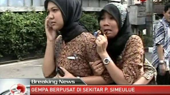 Nach dem heftigen Erdstoß in Aceh in Indonesien: Zwei Frauen, die panisch ins Freie gerannt sind Nach dem heftigen Erdstoß in Aceh in Indonesien: Zwei Frauen, die panisch ins Freie gerannt sind