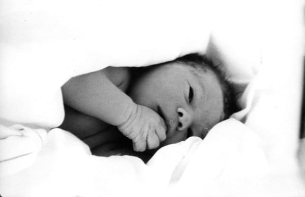 Oliver wurde mit einem Kaiserschnitt zur Welt gebracht und wog 4150 Gramm. Erstmals war auch deutschen Medizinern eine künstliche Befruchtung außerhalb des Mutterleibs gelungen.