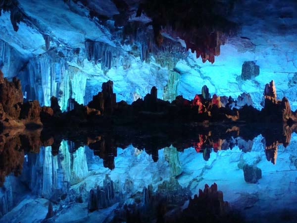 Schilfrohrflötenröhre in Guilin/China: 240 Meter tief in den Berg hinein erstreckt sich die Höhlenlandschaft nahe der chinesischen Stadt Guilin.